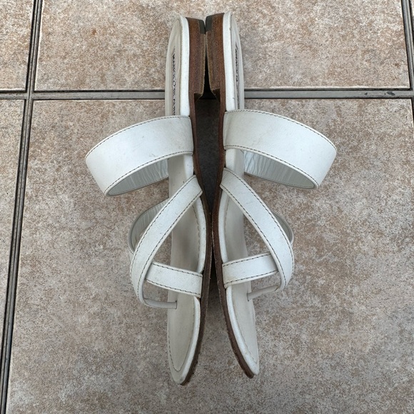 Manolo Blahnik
Susa Flat Leather Sandals - Picture 11 of 15